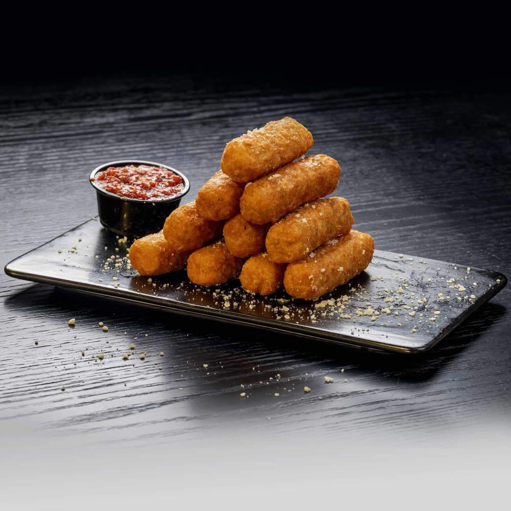 Mozzarella-Sticks on a tray with dipping sauce